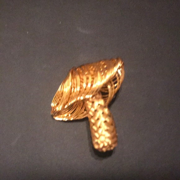Jewelry - A gold wired mushroom